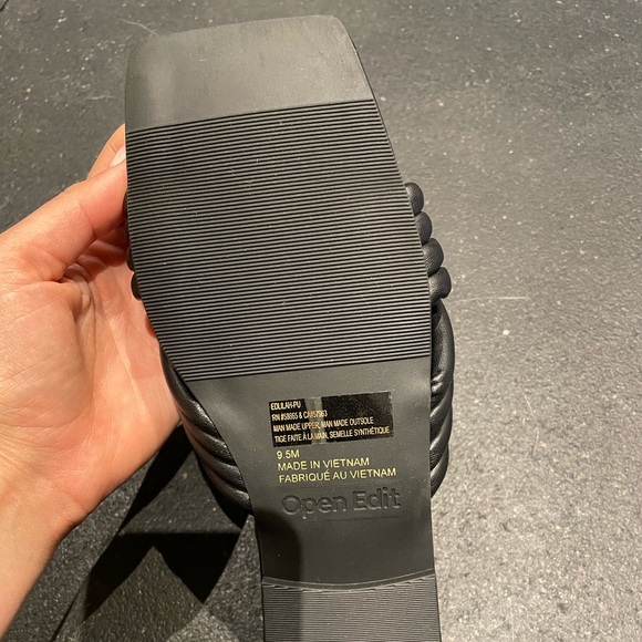 NEVER WORN black flat sandals - Picture 5 of 6